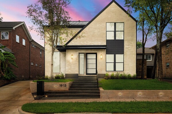 Exterior - Amalfi Suite in Montrose (Houston)