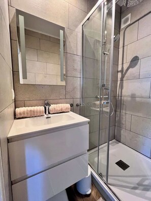 Douche, séchoir à cheveux