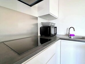 Fridge, microwave, coffee/tea maker, cookware/dishes/utensils - Cozy and fully equipped in the center of Liege 4 guests (Liège)