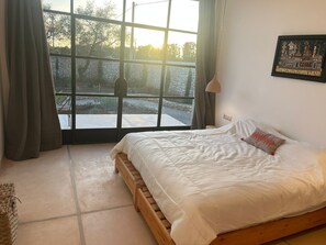 3 slaapkamers, een strijkplank/strijkijzer, wifi, beddengoed