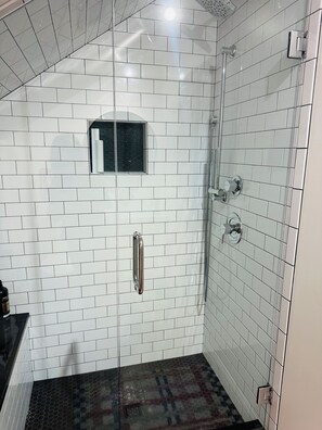 Shower, hair dryer, towels, soap - Studio style loft with a view in charming Lititz (Lititz)