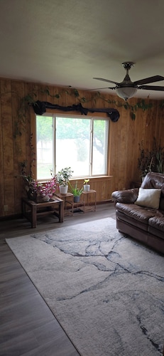 Cozy 2-bedroom Hideaway in Huntington with AC