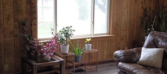 Cozy 2-bedroom Hideaway in Huntington with AC