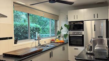 Microondas, horno, parrilla de estufa y lavavajillas