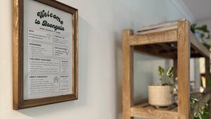 Un cartel de bienvenida con información sobre WiFi, datos de contacto, recordatorios y consejos para huéspedes.