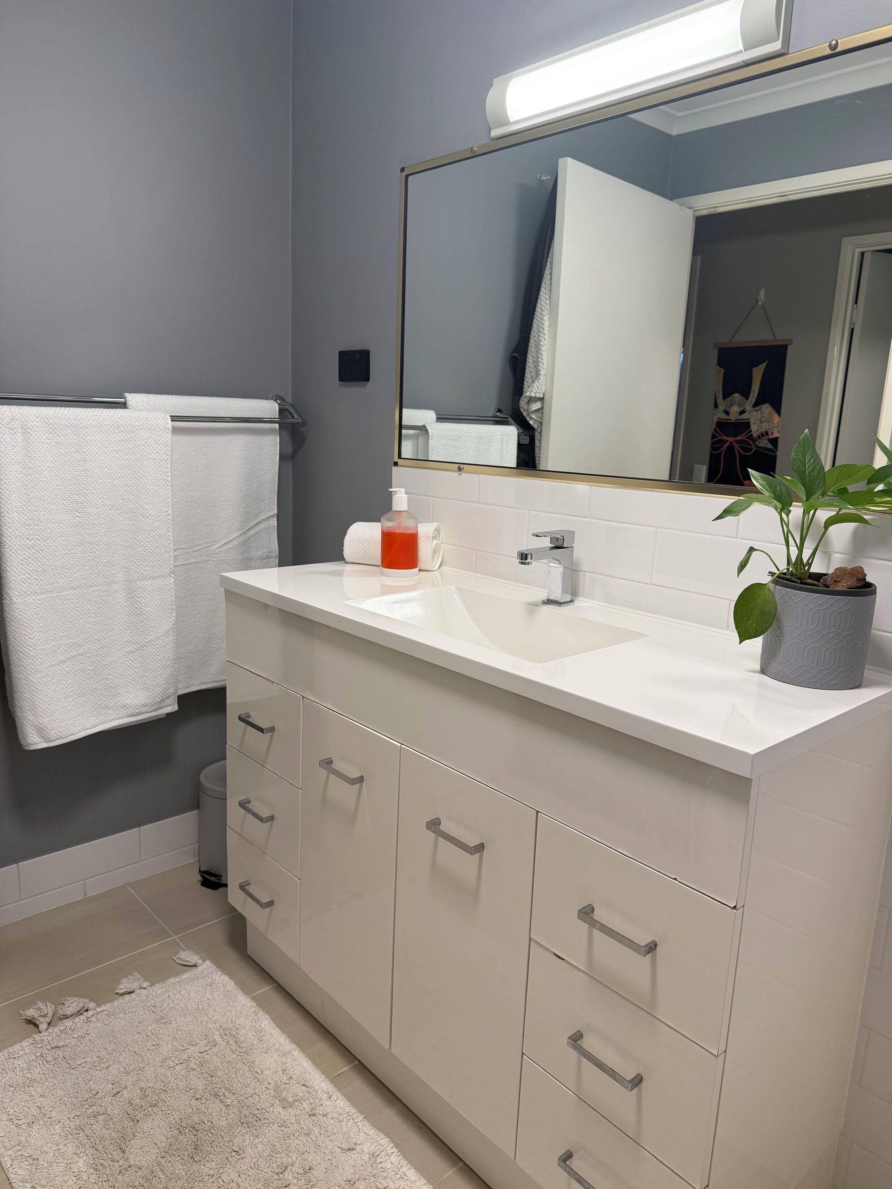 Haartrockner, Handtücher, Seife, Toilettenpapier