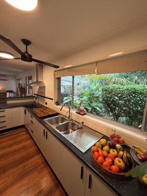 Mikrobølgeovn, ovn, kokeplater og oppvaskmaskin