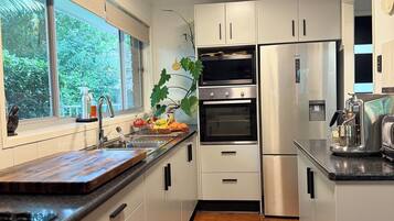 Microondas, horno, parrilla de estufa y lavavajillas