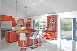 Micro-ondes, four, plaque de cuisson, lave-vaisselle