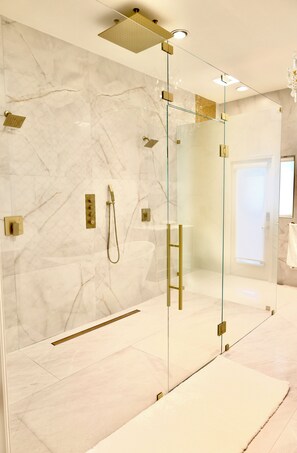 Hair dryer, towels, soap, toilet paper - Waterfront luxury estate. (Punta Gorda)