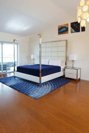 4 bedrooms, desk, iron/ironing board, WiFi