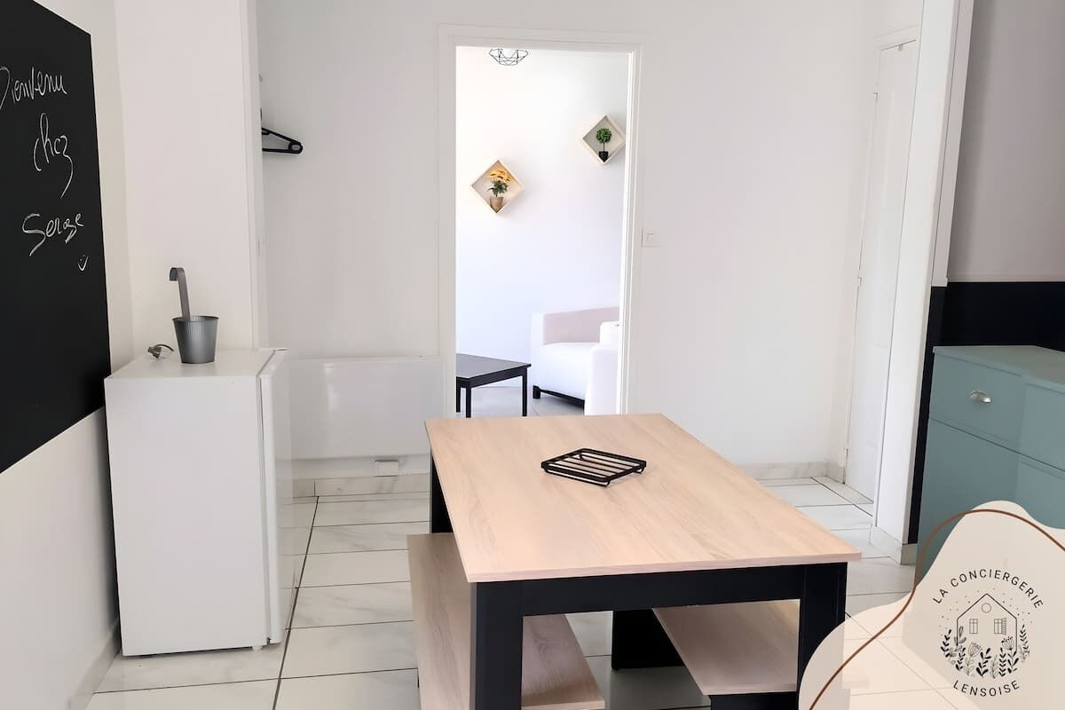 CUISINE AVEC TABLE A MANGER 2 BANCS