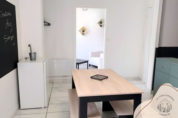 CUISINE AVEC TABLE A MANGER 2 BANCS