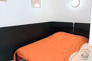 1 slaapkamer, een strijkplank/strijkijzer, reisbedje, beddengoed