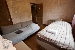 4 habitaciones, tabla de planchar con plancha, wifi y ropa de cama