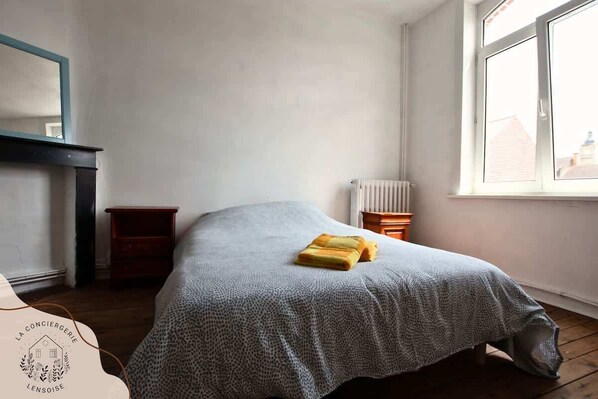 4 bedrooms, iron/ironing board, WiFi, bed sheets