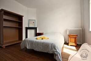 4 عدّة غرف نوم ومكواة/لوح كي وواي فاي وملاءات أسرّة