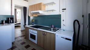 Fridge, microwave, oven, stovetop - Cosy place d'Armes au 3eme etage (Douai)