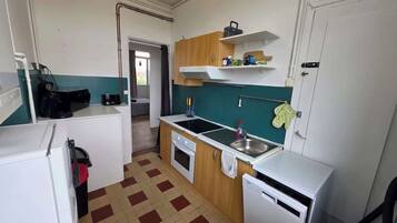 Jääkaappi, mikroaaltouuni, uuni, astianpesukone