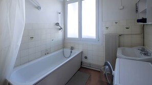 Shower, hair dryer, shampoo, toilet paper