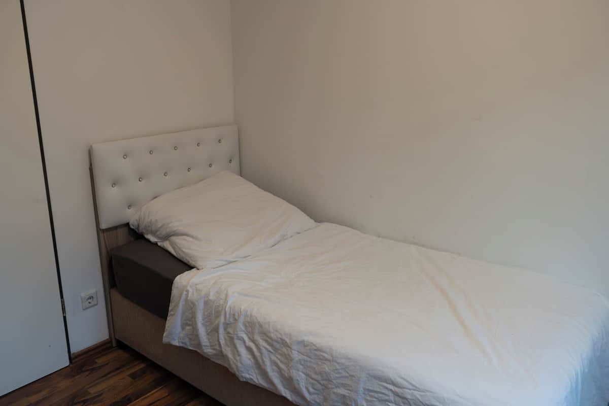Single Room | Laptop workspace, WiFi (free), bed sheets