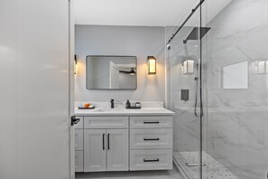 Douche, séchoir à cheveux, serviettes fournies