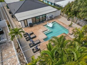 A heated pool - New Listing! Naples Escape- Heated Pool, Walk to the Beach! (Naples)