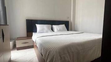 Iron/ironing board, internet, bed sheets