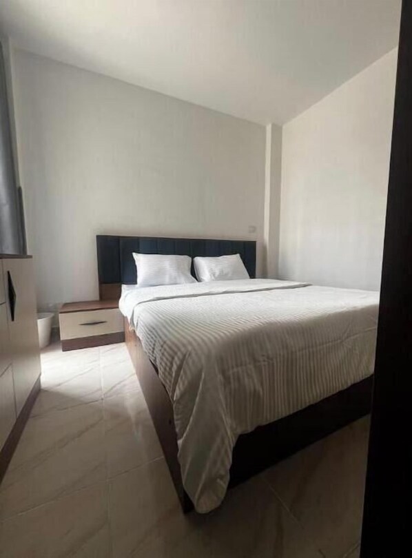 1 bedroom, iron/ironing board, internet, bed sheets