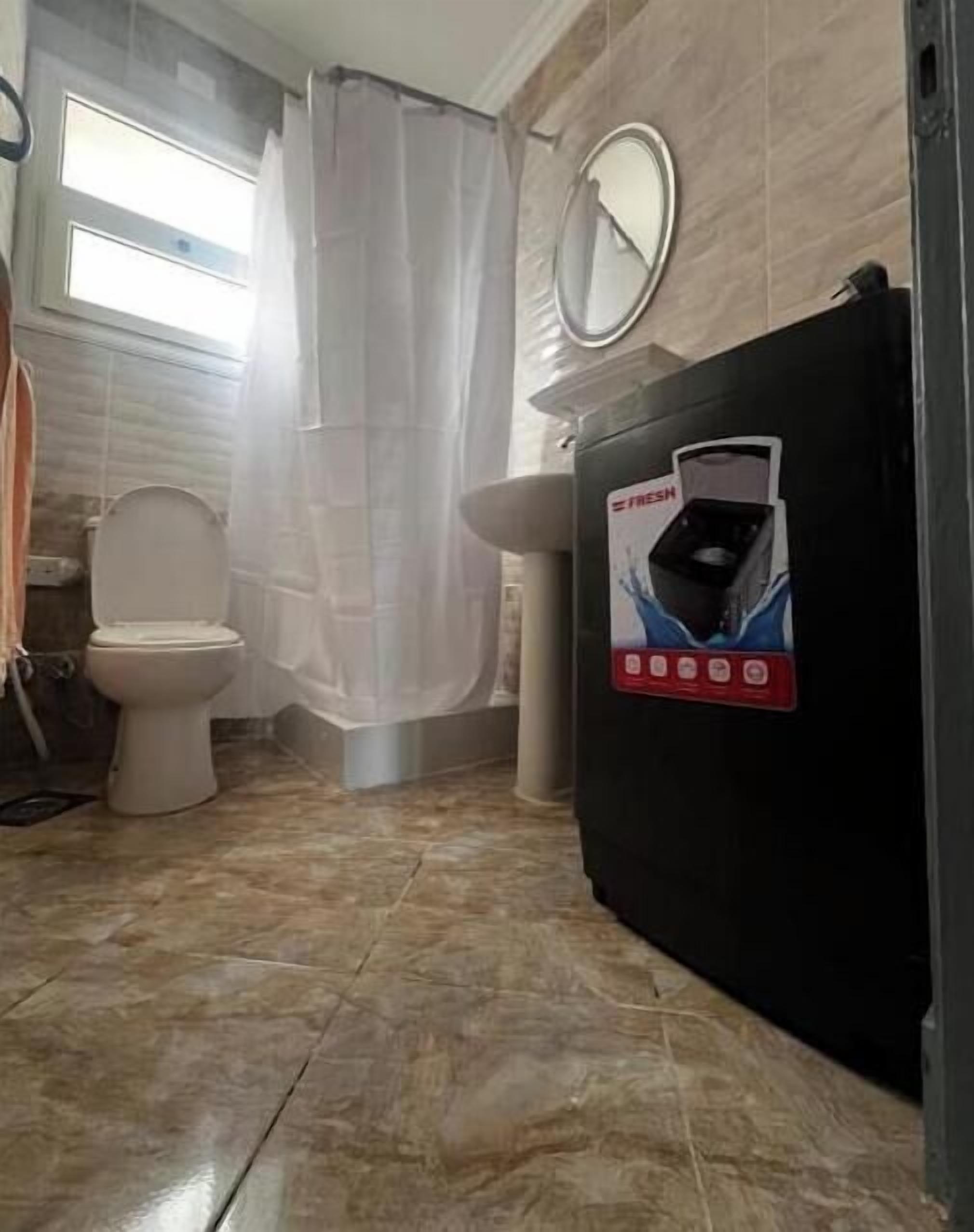 Secador de cabelo, toalhas de banho, sabonete, papel higiênico