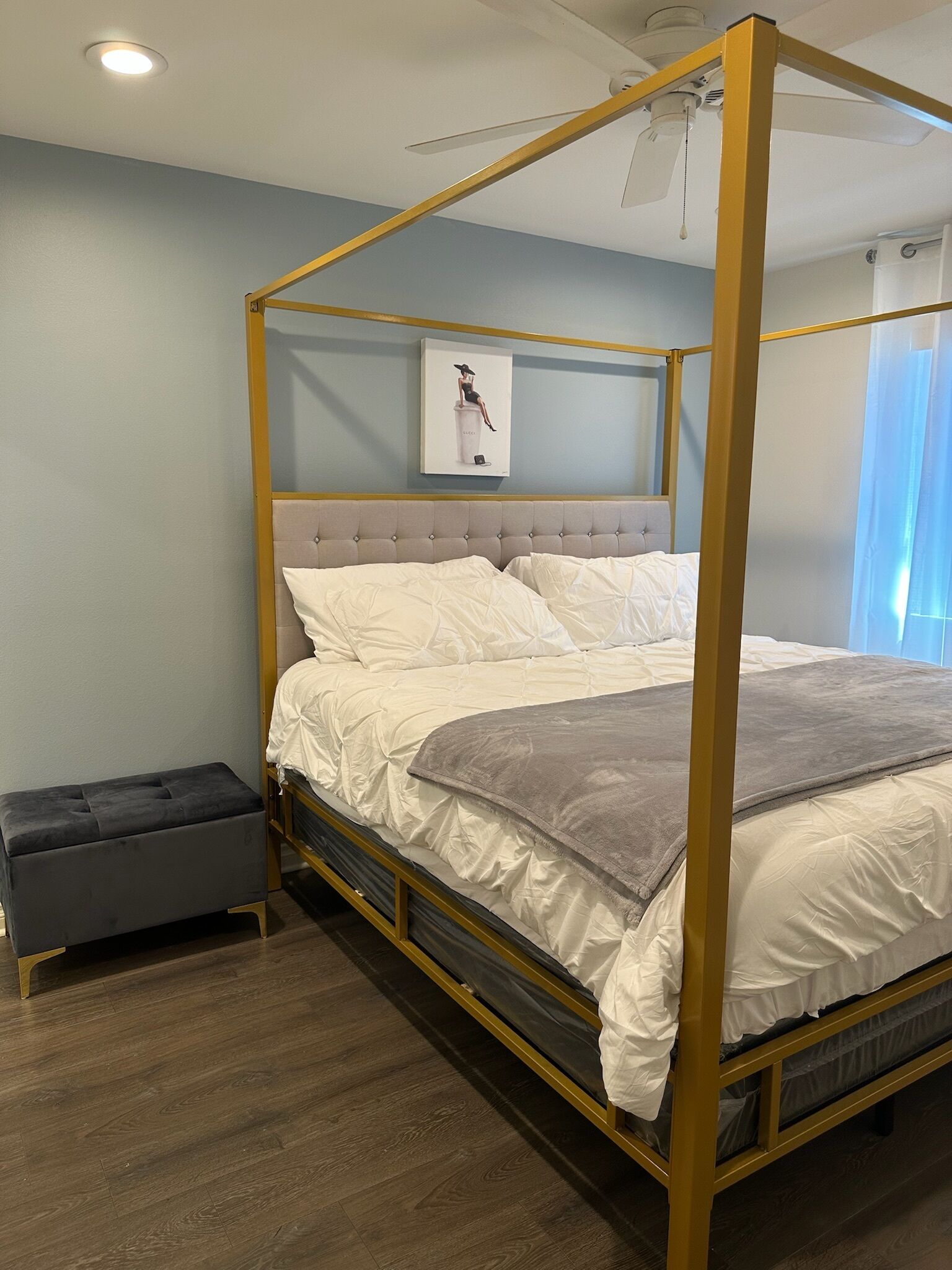 4 bedrooms, iron/ironing board, internet, bed sheets