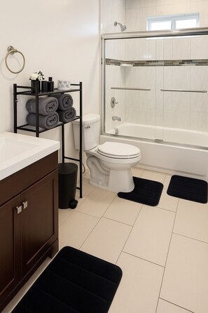 Haartrockner, Handtücher, Seife, Toilettenpapier