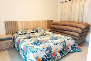 4 bedrooms, iron/ironing board, internet, bed sheets