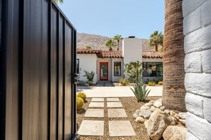 المنطقة المحيطة بالمنشأة