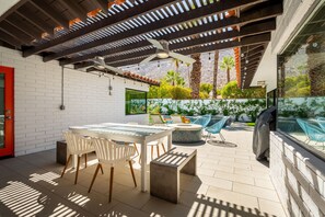 Outdoor dining - Casa Colibri - Tennis Club Elegance with Pool, Spa & Mountain Views (Palm Springs)