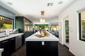 ثلاجة، ميكروويف، فرن، موقد طهي مسطح