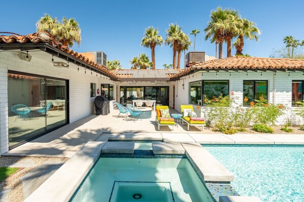 A heated pool - Casa Colibri - Tennis Club Elegance with Pool, Spa & Mountain Views (Palm Springs)