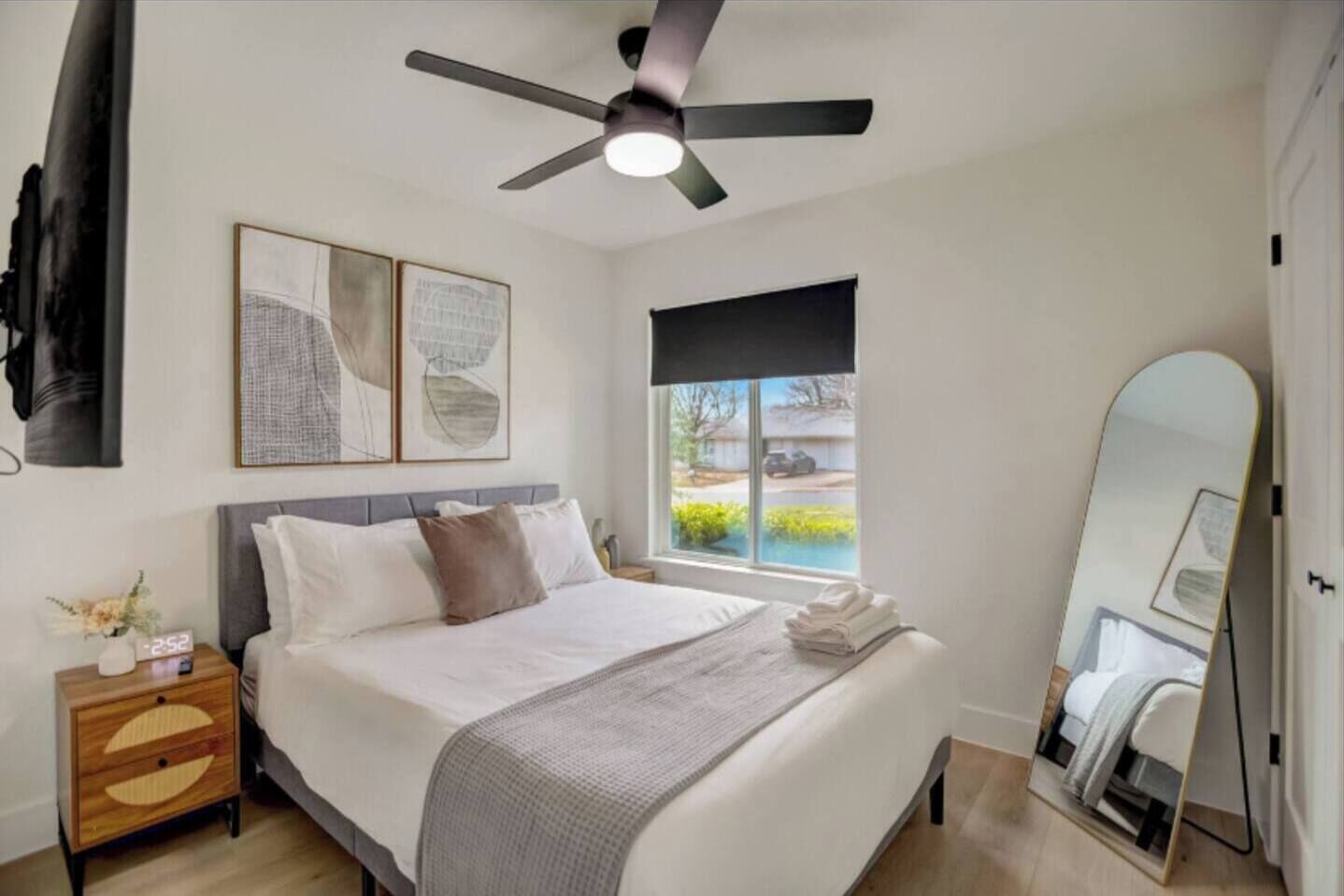 4 bedrooms, iron/ironing board, WiFi, bed sheets