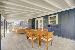Outdoor dining - Custom Designer Home. Sleeps 9. Close to domain Q2 (Austin)
