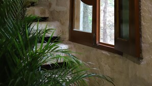 A stone wall with a window and a staircase. - Tulum Jungle House with Swimming Pool - Relax and Spiritual Connection (Macario Gómez)