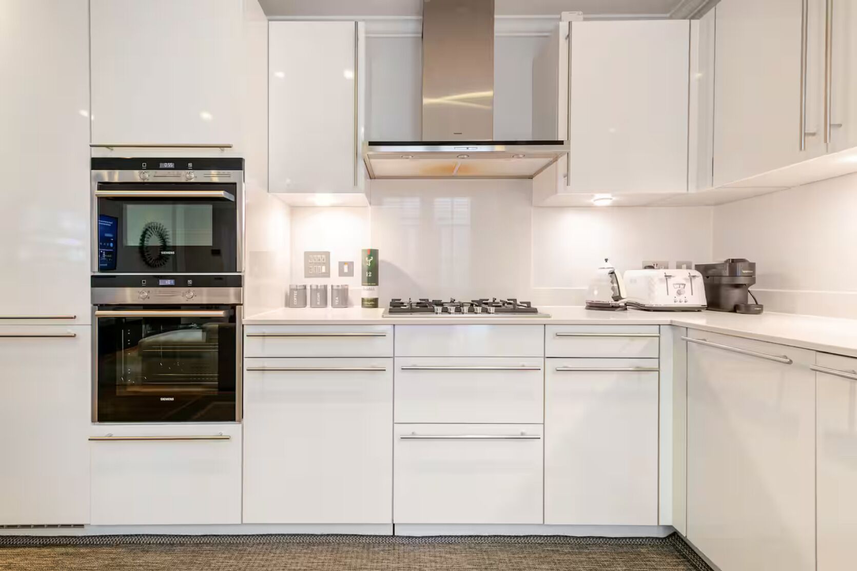 Microonde, forno, piano cottura, lavastoviglie