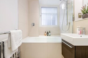 Regadera, secadora de cabello, bidet, toallas