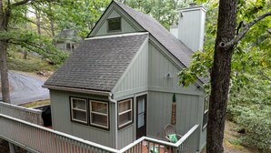 A small, single-story cabin with a balcony, surrounded by trees. - Treehouse Mountain Stay - unique cozy quiet! (Basye)
