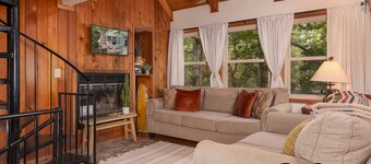 Treehouse Mountain Stay - unique cozy quiet!