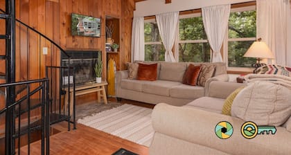 Treehouse Mountain Stay - unique cozy quiet!