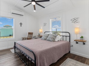 2 bedrooms, WiFi, bed sheets - New Construction Gulf-Front Getaway in Sargent (Sargent)