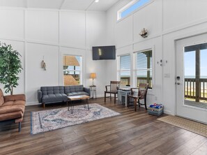 Smart TV - New Construction Gulf-Front Getaway in Sargent (Sargent)