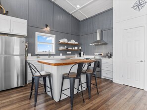 Fridge, microwave, oven, stovetop - New Construction Gulf-Front Getaway in Sargent (Sargent)