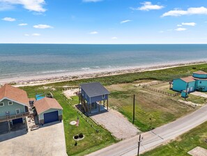 On the beach - New Construction Gulf-Front Getaway in Sargent (Sargent)