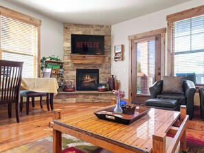 Smart TV, chimenea, reproductor de DVD y videoteca 